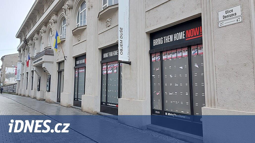 Bir vandal, Hams’ın Olomouc Müzesi’nden kaçırdığı kişilerin plaketlerini polis olduğunu iddia ederek yırttı