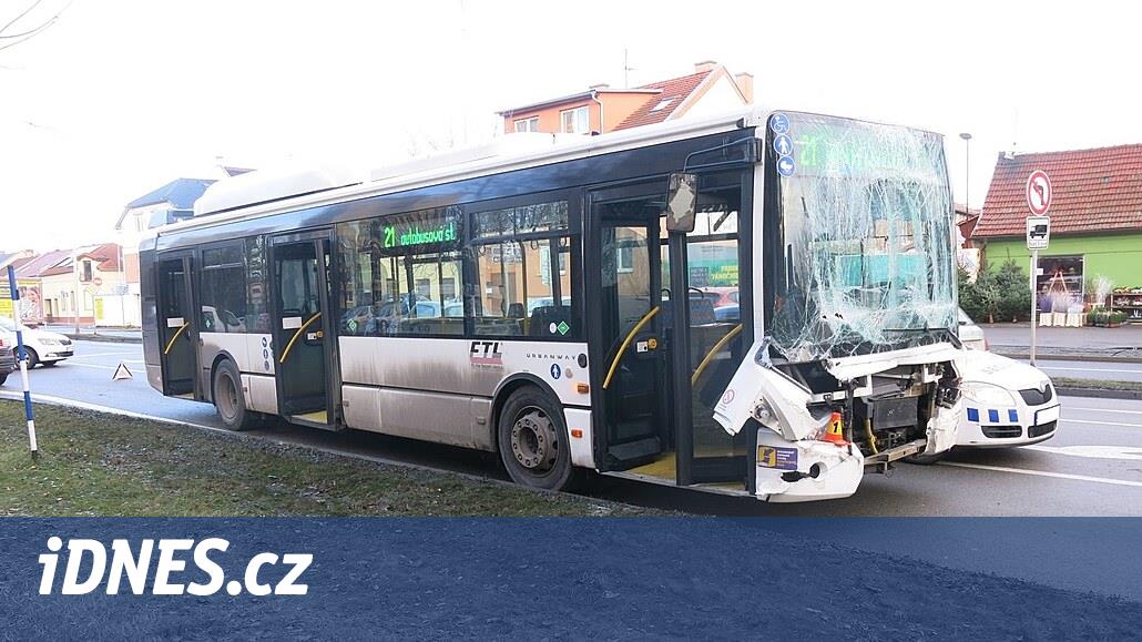 Otobüs şoförünün ayağı durakta pedaldan kaydı ve sete çarptı