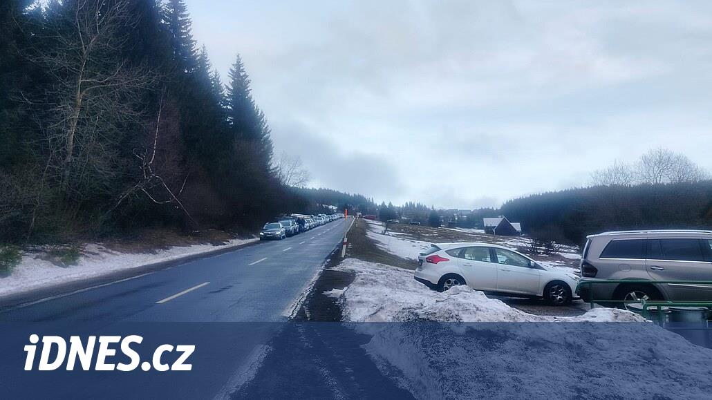 Dev Dağlar turistlerin saldırısı altında çöktü.  Polis yolları saatlerce kapattı