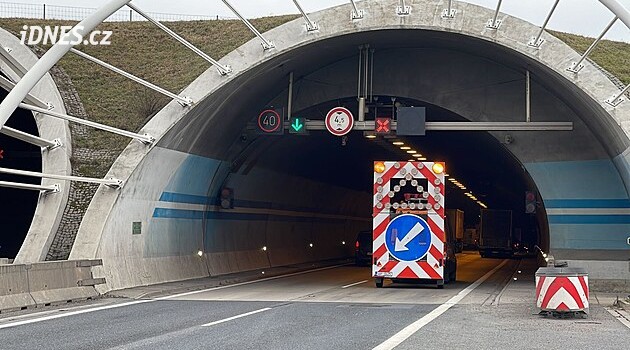 Silničáři zdrsňují vozovku v tunelech na Pražském okruhu, sníží riziko smyku