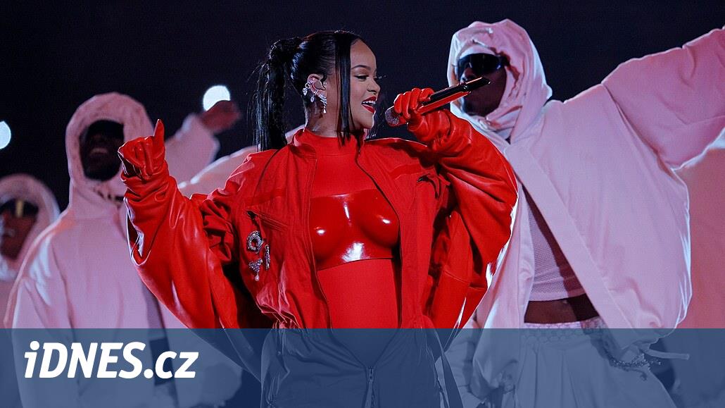 Podruhé těhotná zpěvačka Rihanna rozzářila poločas Super Bowlu - iDNES.cz