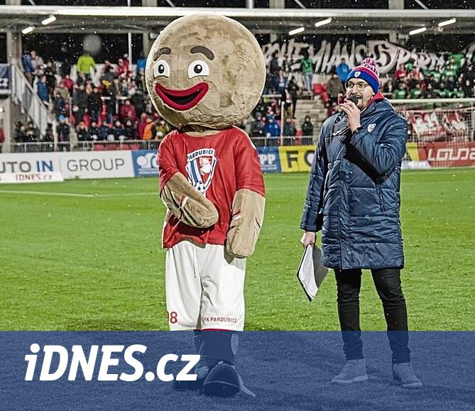 Pardubičtí fotbalisté mají nového maskota. Vypadal lépe, než čekali -  iDNES.cz