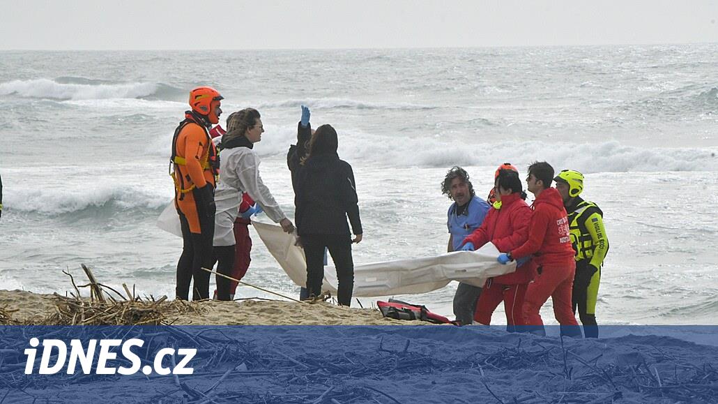 Una nave con fino a 250 migranti si è rotta al largo delle coste italiane, decine di persone sono morte