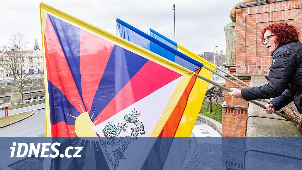 Česko si připomíná výročí povstání v Tibetu, vlajky vyvěsily školy i  radnice - iDNES.cz