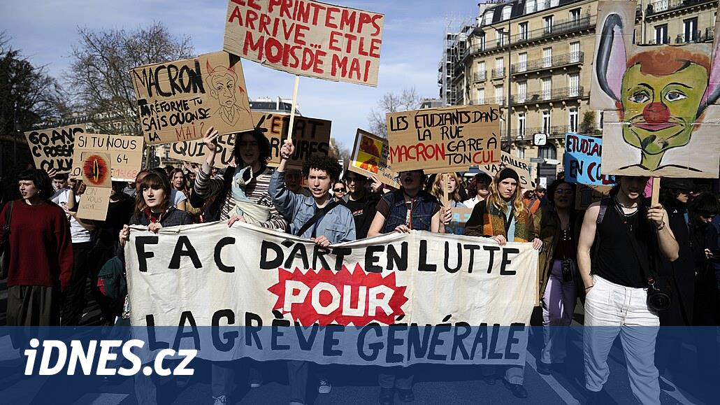 En dehors de la foule et des députés.  Le gouvernement français va adopter une réforme des retraites sans vote