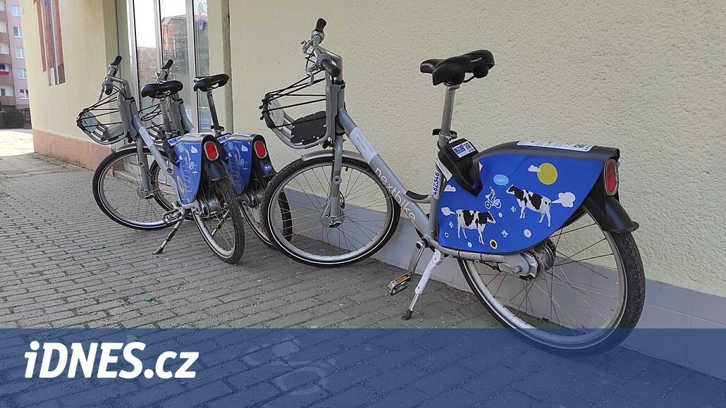 Brod ortak bisikletlerle bekliyor, şehir pedal çevirmek için engebeli