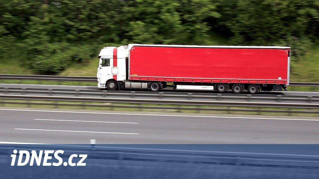 Zběsilá jízda opilého kamioňáka. Auta tlačil na svodidla, u benzinky jedno naboural