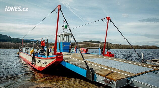 Poprvé po 23 letech. Přívoz přes Lipno kvůli nedostatku vody přerušil provoz