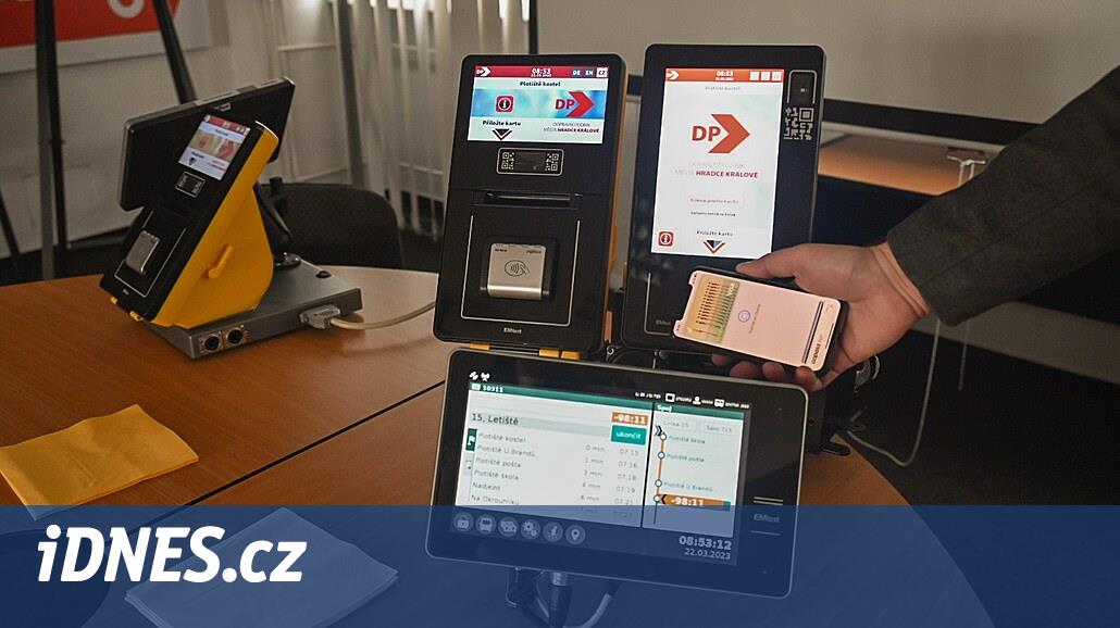 Toplu taşıma araçlarındaki insanlar, birkaç yolculuk için yüzlerce kron aldıklarında şaşırıyorlar.  Banka terminal hatasını kabul etti