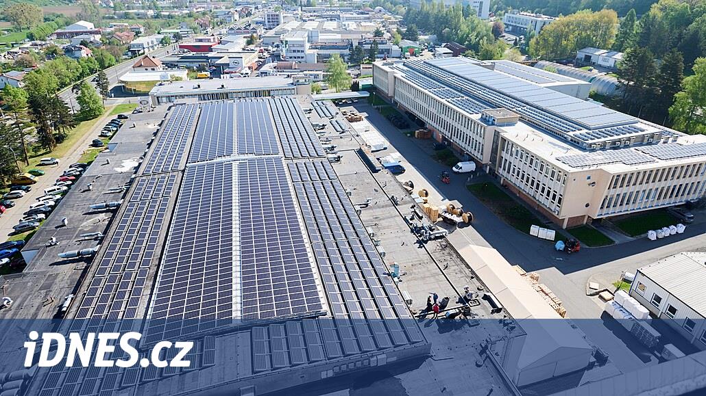Střechy zaplnily tisíce solárních panelů, firmy sází na zelené energie ...