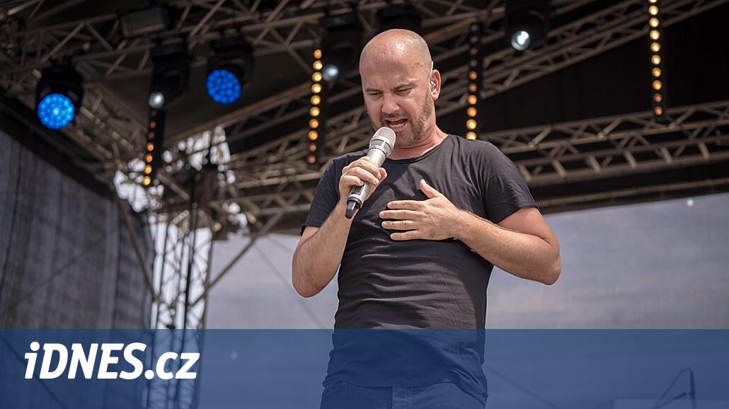 Lázeňská yakınındaki Teplice No Name veya Wohnout dansları yapıyor, porselen pazarları geri dönüyor