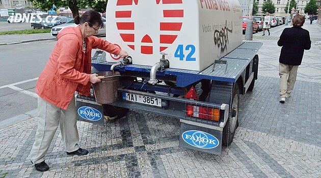 Na Praze 6 po havárii opět teče voda. Zatím není pitná, v ulicích jsou cisterny