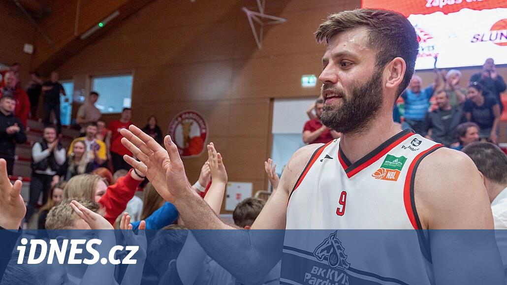 Beksa başını kaldırıp bakıyor. Kaptan Švrdlík, USK'yi kontrolümüz altına almak istiyoruz diyor