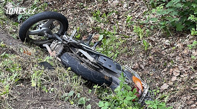 Řidička motocyklu havarovala při sjezdu ze silnice a na místě zemřela, kriminalisté nařídili pitvu