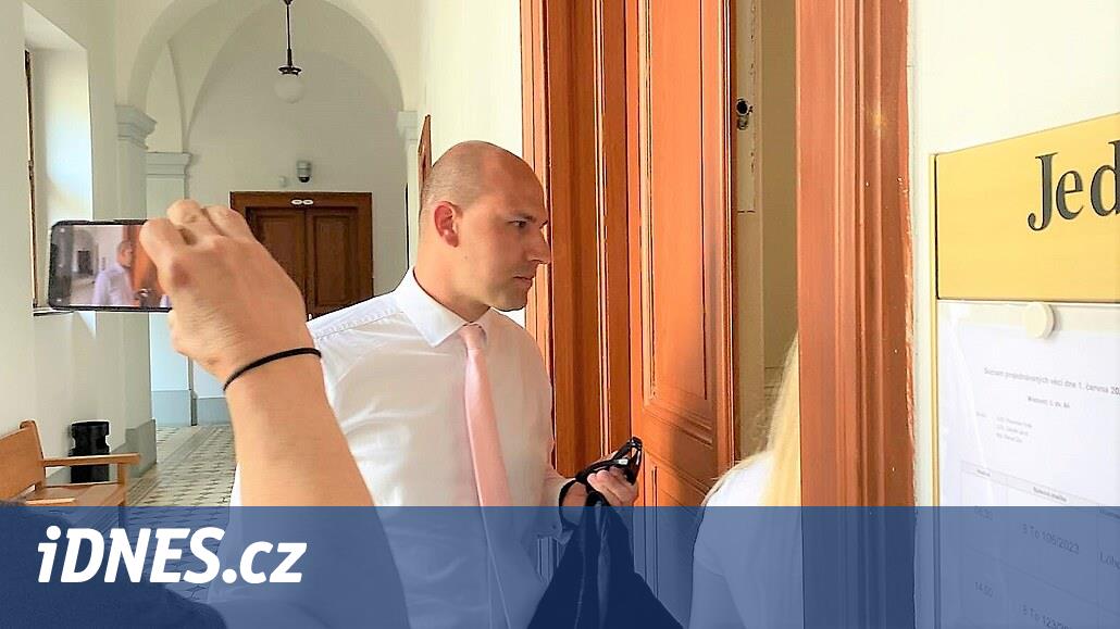 Ostrov'daki hapishaneye cep telefonu kaçakçılığı: mahkeme eski öğretmeni suçlamalardan beraat ettirdi