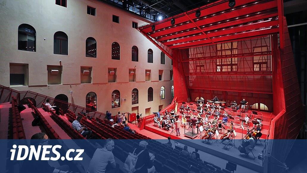 Císařský lázně'nin avlusundaki salon benzersizdir; yarışmalarda ödül almaya çalışacak