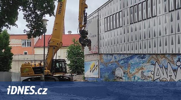 Je to nostalgie, přiznal Holík. A bagr začal porcovat jihlavský stadion - iDNES.cz