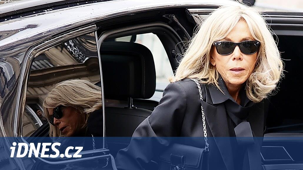 Macronovi předloží fotky dokazující, že Brigitte je žena - iDNES.cz