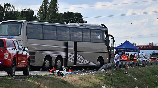 Srážka autobusu a dalších aut na dálnici D2 u Lanžhotu si vyžádala dva zraněné
