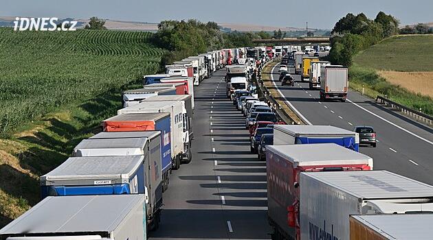 Provoz na D2 u Břeclavi zastavila nehoda. Srazilo se osobní a nákladní auto. Jeden zraněný