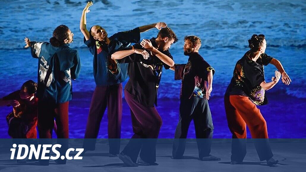 CorrespondanceDanse zan.  Danseurs et acrobates rendent hommage aux bâtisseurs de Santini