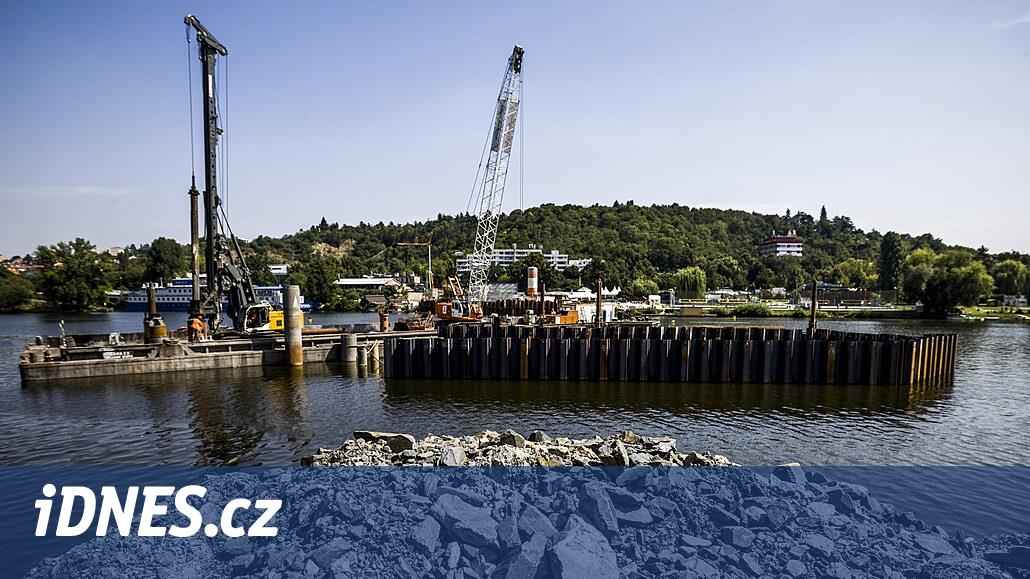 Dvorecký köprüsünün 50 tonluk yapısı, özel bir gemiyle taşınarak Vltava boyunca yüzüyor