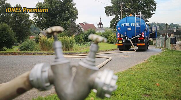 Jak by Česko žilo bez vody? Začne to zákazem bazénů, skončí vodou na příděl