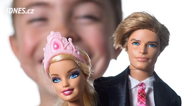 Firmě Mattel známé pro panenku Barbie klesají akcie, zájem o ni má větší americký konglomerát