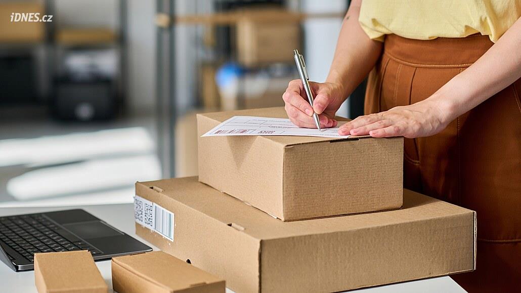 Kuryenin Jihlava yakınlarındaki teslimatında yüzlerce paket sanki biri onları almış gibi görünüyordu