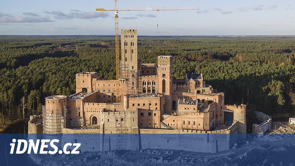Zřícenina Hradu Pořešín OBRAZEM: Největší černá stavba v Polsku. V přírodní rezervaci roste