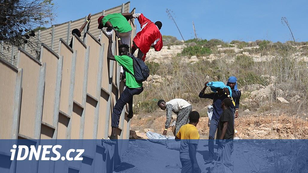 Lampedusa ha dichiarato lo stato di emergenza a causa del gran numero di migranti.  Questa è l’apocalisse, disse il prete