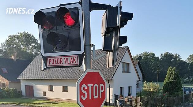 Trať mezi Prahou a Berounem stála, vlak se srazil s autem. Zraněné jsou i děti