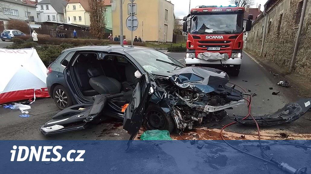 Kamyonla çarpışan otomobil duvara çarptı, kadın yolcu kaldırıldığı hastanede hayatını kaybetti