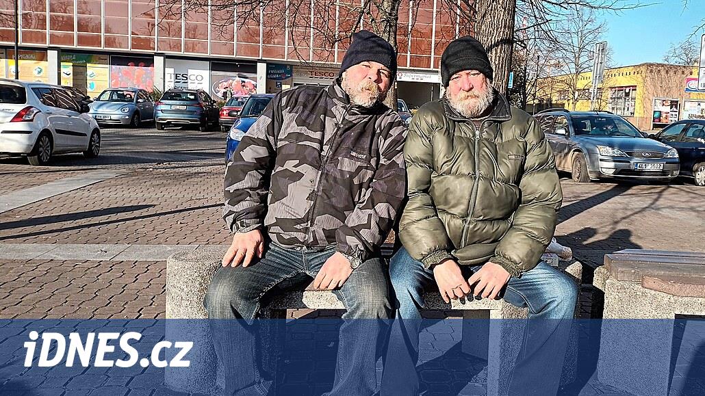 Erkenden içeri girelim, evsiz adam pansiyona yalvarıyor.  Kışı meydanda geçiriyorlar