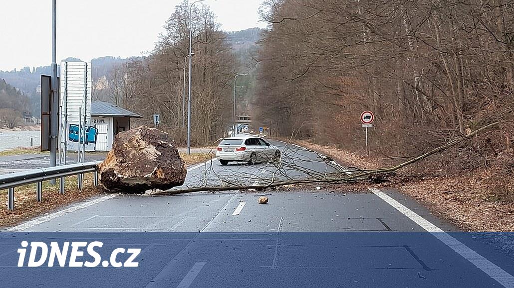 Hřensko yakınlarında yola araba büyüklüğünde bir kaya düştü ve taşıyıcı çiti kırdı