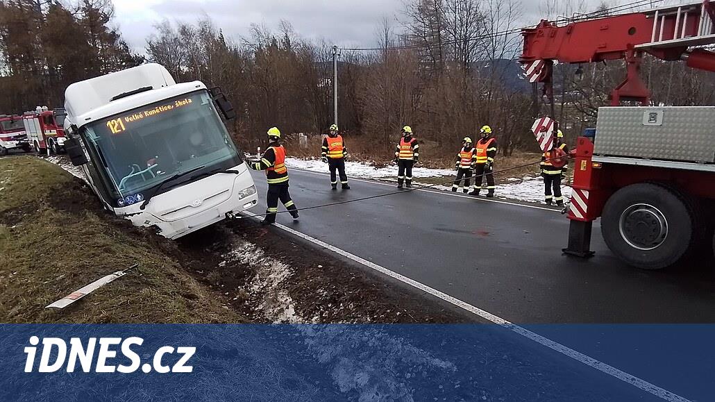 Kaza yapan otobüsün kapısı devrildi, itfaiye ekipleri yolcuları pencereden çıkardı