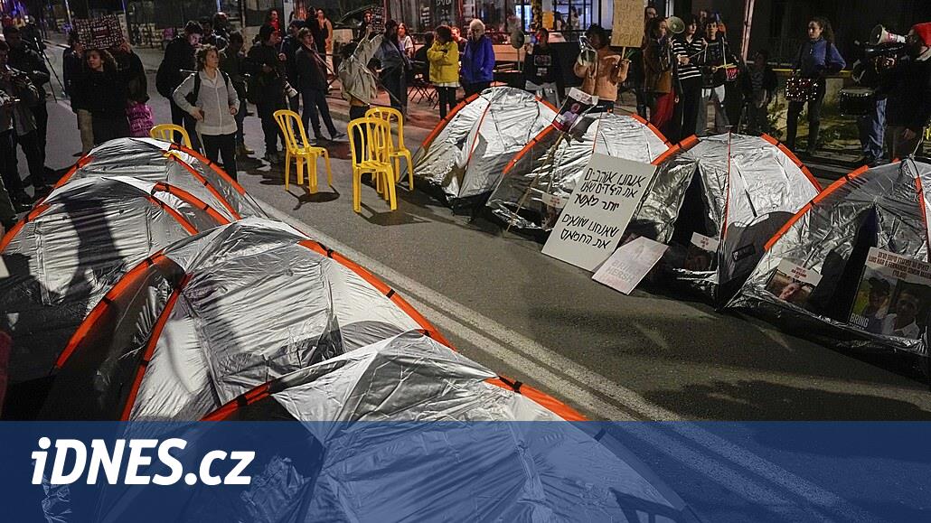 Rehinelerin yakınları Netanyahu'nun evinin önünde duruyor, Hamas'la anlaşma istiyor