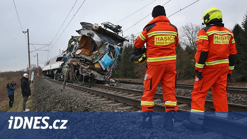 İtfaiye ekipleri demiryolu faciasının sonuçlarını ortadan kaldırırken, traktör sürücüsü polis tarafından serbest bırakıldı