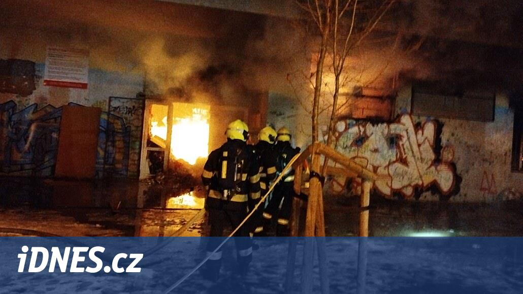 Chomutov'daki alışveriş merkezindeki yangın kontrol altına alındı, iki kişi hastaneye kaldırıldı