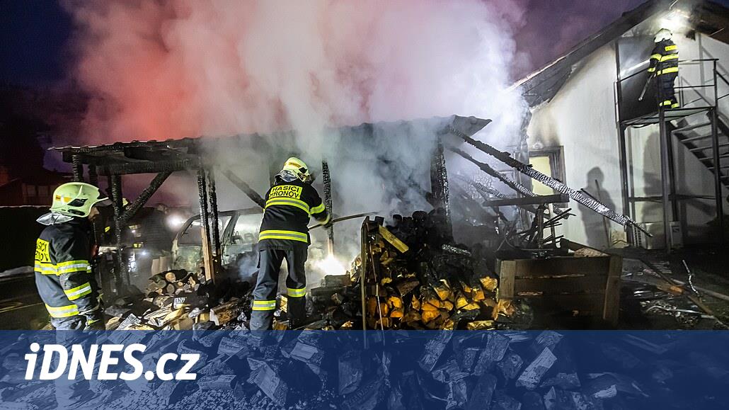 Yangın sırasında otomobilin bulunduğu baraka yandı, yangın evin çatı katına da sıçradı