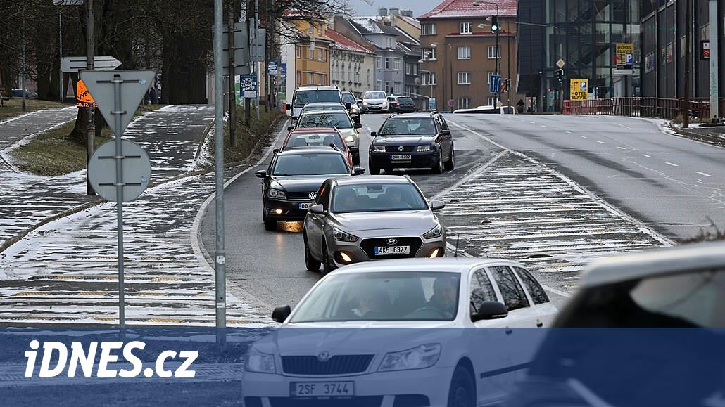Döner kavşak binlerce arabayı barındırmak için yeterli değil, trafik ışıklarına dönüş göz ardı edilmiyor