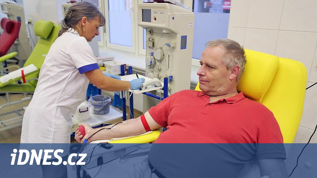 Karlovy Vary itfaiyecileri taşınacak olan kan nakil istasyonunu önceden stokladı