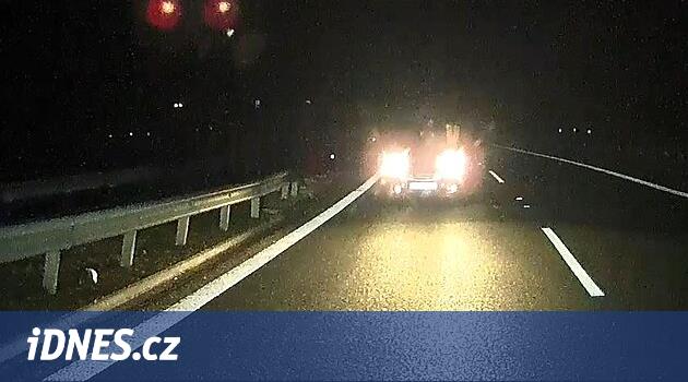Yaşlı bir kadın otoyolda ters yöne doğru araba kullanıyordu ve ambulans şoförü tarafından durduruldu.