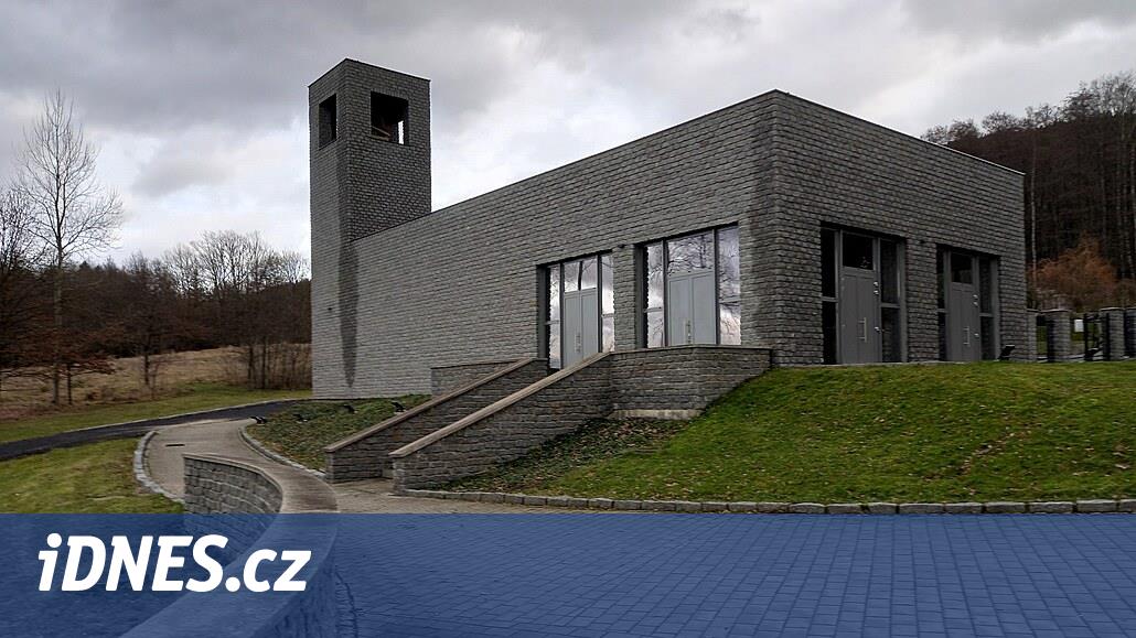 Březová'daki modern mezarlık şapeli benzersiz bir minimalist yapıdır