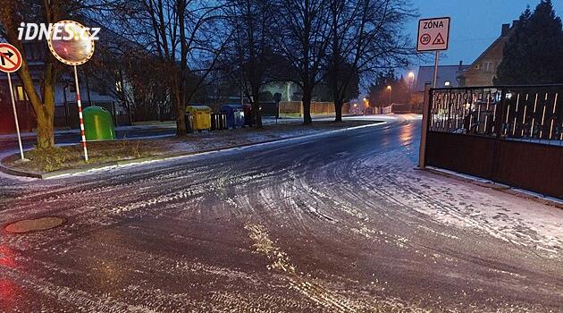 Dopravní komplikace na Děčínsku. Sypače havarovaly na zledovatělé silnici