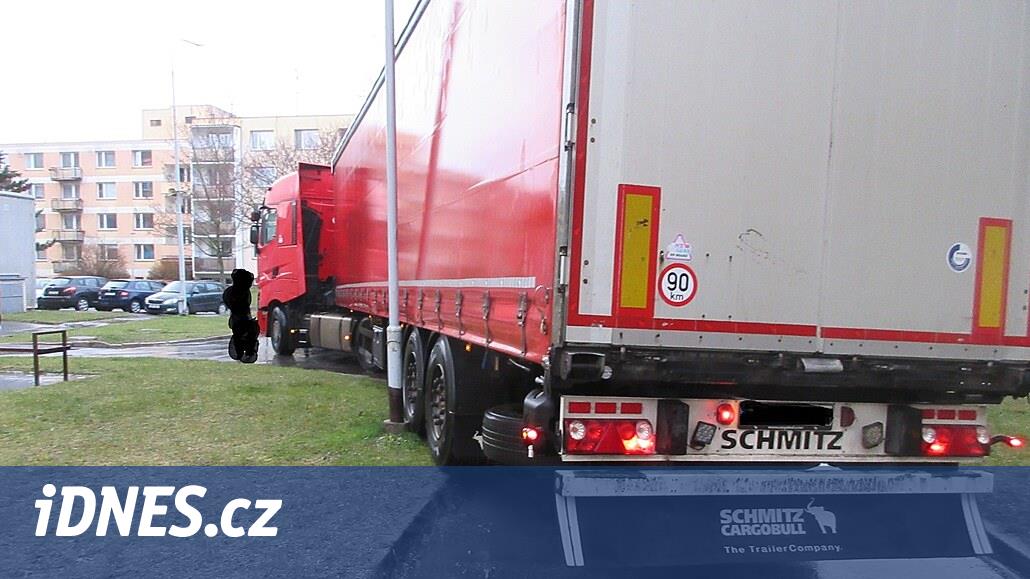 Kamyon şoförü bir kargoyu almak için toplu konutun içinden geçti, dar kaldırımlarda mahsur kaldı
