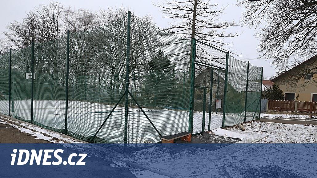 İnsanlar sahayı buz pateni pistine çevirdi. Belediye yönetmeliğin bunu yasakladığını söyledi ve patenciler atıldı