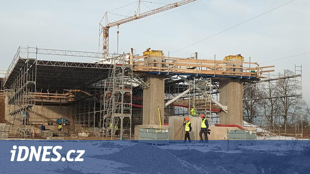 Yol işçileri köprüyü kaldırmaya başlayacak, bunu daha sonra Pardubice'nin kuzeydoğu çevre yolu takip edecek