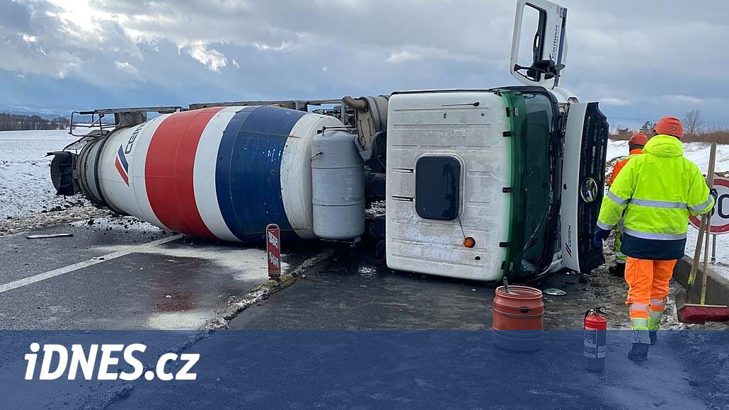 İnşaat halindeki D48, mikser kazası sonucu kapandı, savruldu ve devrildi
