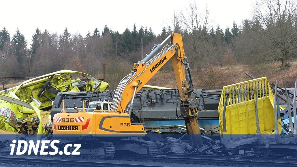 Česká Třebová'daki kazanın ardından dev makaslar tahrip olan vagonları imha etmeye başladı
